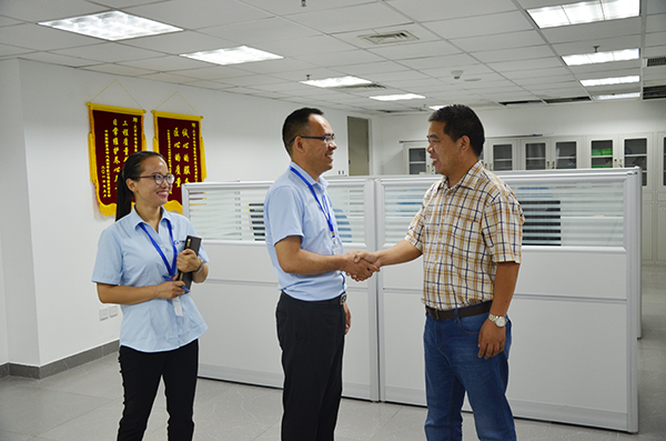 中谷智信工作人員與合作商